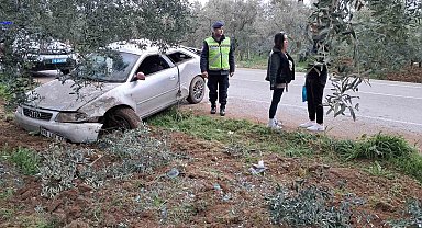 Kontrolden çıkan otomobil, zeytinliğe uçtu