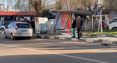 Kontrolü kaybeden sürücü otobüs durağına çarptı