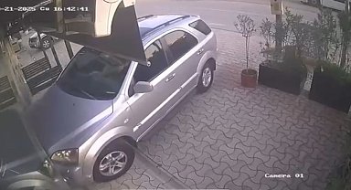 Kuaförlük yapan kiracısının dükkanına otomobille daldı...
