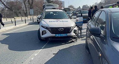 Küçükçekmece'de dur ihbarına uymayan sürücü polis aracına çarptı