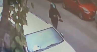 Küçükçekmece'de kaskla kamufle olmaya çalışan hırsız park halindeki motosikleti çaldı