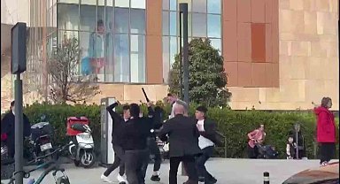 Maltepe'de AVM önünde bıçaklı kavga: 1 yaralı