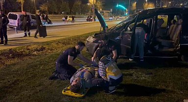 Maltepe'de hafif ticari araç takla attı: 4 yaralı