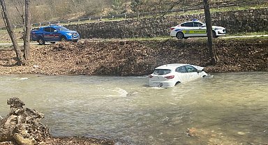 Otomobil dereye uçtu 2 kişi yaralı