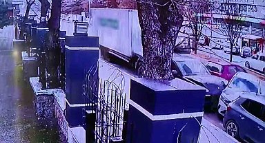 Pendik'te bir anda hareket eden kamyon park halindeki araçları biçti