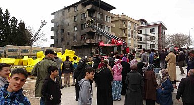 Pendik'te inşaat depolama alanında yangın: Alevler 4 katlı binaya sıçradı