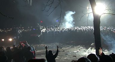 Saraçhane'de toplanan göstericiler polise meşale fırlattı