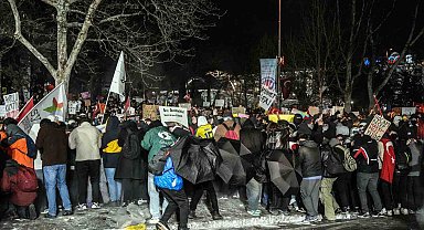 Saraçhane'den Taksim'e yürümek isteyen grup polise su şişesi fırlattı