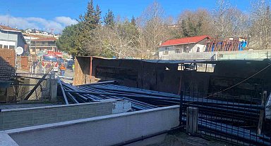 Sarıyer'de freni patlayan demir yüklü tır devrildi: 1 yaralı