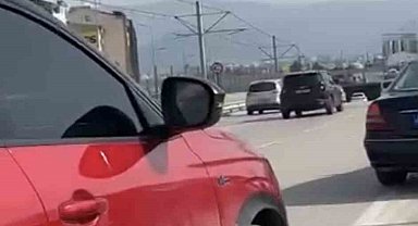 Şerit ihlali yapıp, yol vermeyen sürücünün aracına zarar verdi