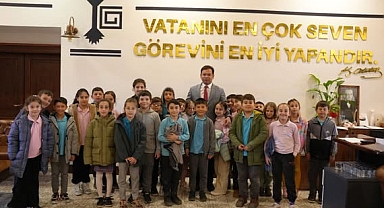 Sındırgı Belediye Başkanı Serkan Sak, Kurtuluş İlkokulu Öğrencilerini Belediyede Misafir Etti