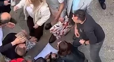 Sokak ortasında sırtından bıçaklandı