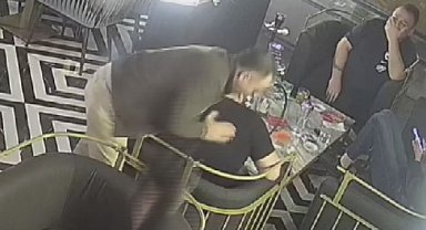 Soluk borusu tıkanan kişinin 'heimlich' manevrasıyla kurtulduğu an kameraya yansıdı