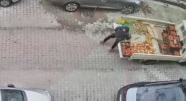 Sultangazi'de sebze satarken babasının kullandığı kamyonetin altında kaldı: O anlar kamerada