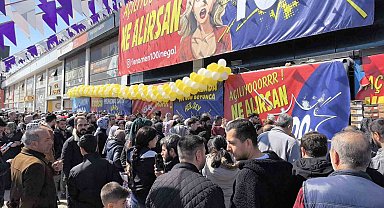 Ucuz alışveriş çılgınlığı...Birbirlerini böyle ezdiler