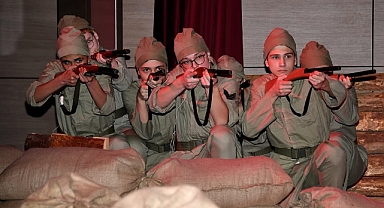 Vali İsmail Ustaoğlu, Çanakkale Zaferi’nin 110. Yıl Dönümünde Tiyatro Gösterisini İzledi