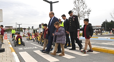 Vali İsmail Ustaoğlu, Çocuk Trafik Eğitim Parkı’nı Ziyaret Ederek Çocuklarla Bir Araya Geldi