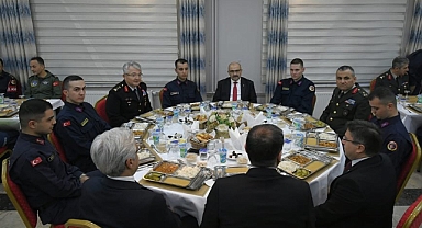 Vali İsmail Ustaoğlu, İl Jandarma Komutanlığı’nın İftar Programına Katıldı, Mehmetçik ile Bir Araya Geldi