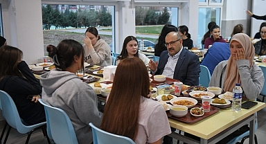 Vali İsmail Ustaoğlu, İstanbulluoğlu Sosyal Bilimler Lisesi’nde Öğrencilerle İftar Programında Bir Araya Geldi