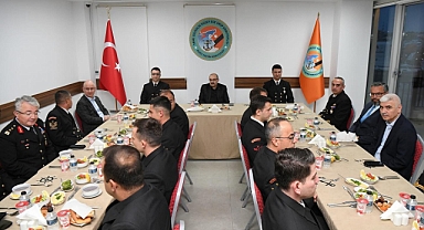 Vali İsmail Ustaoğlu, Sahil Güvenlik Kuzey Ege Grup Komutanlığı’nın İftar Programına Katıldı