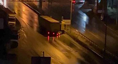 Yağış sebebiyle tır kaydı, trafik aksadı