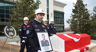 Yangından dönerken kaza sonrası hayatını kaybeden genç itfaiyeci için tören düzenlendi