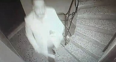 Zeytinburnu'nda komşu terörü: Güvenlik kamerasını kırıp, kapısına zarar verdi