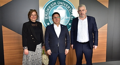 AK Parti Karesi İlçe Başkanı Hakan Aka, Balıkesir Üniversitesi Rektörü Prof. Dr. Yücel Oğurlu’yu Ziyaret Etti