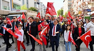 Altıeylül’de 23 Nisan'da Kortej Yürüyüşü Düzenlendi