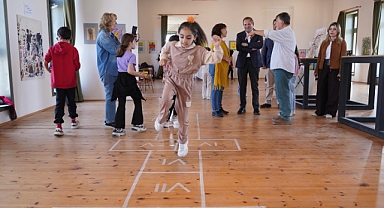 Ayvalık’ta Çocuklarla Sanat ve Oyun Bir Arada: “Oyuna Davet” Sergisi Ziyaretçilerini Bekliyor