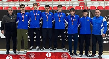 Balıkesir Büyükşehir Belediyespor, U-15 Serbest Güreş Grup Müsabakalarında Büyük Başarı Elde Etti