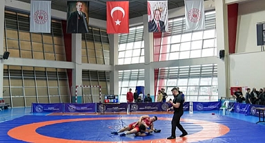 Balıkesir’de Genç Pehlivanlar Kıyasıya Mücadele Etti