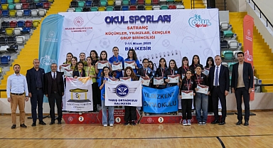 Balıkesir’de Okul Sporları Satranç Grup Müsabakaları Tamamlandı: Genç Zekâlar Ödüllerini Aldı