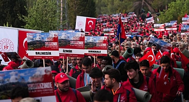 Balıkesir Gençlik ve Spor İl Müdürlüğü, 57. Alay Vefa Yürüyüşü'ne Katılan Gençlerle Çanakkale'deki Zaferi Yâd Etti
