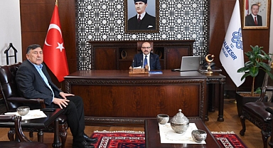 Balıkesir Ticaret Borsası Başkanı Mehmet Çetin, Vali İsmail Ustaoğlu'nu Ziyaret Etti