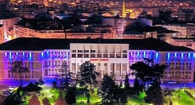 Balıkesir Valiliği, Otizme Dikkat Çekmek İçin Mavi Işıkla Aydınlatıldı