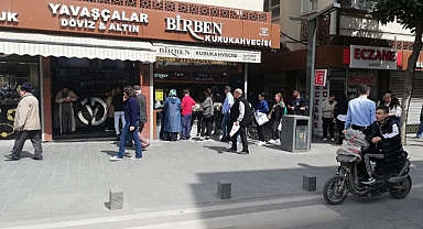 Balıkesirli Vatandaşlar, Taze Çekilmiş Türk Kahvesi İçin Kuyrukta