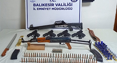 Bandırma’da Cephanelik Gibi Operasyon: Kalaşnikof ve Çok Sayıda Silah Ele Geçirildi