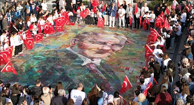 Bandırma’da Sanat ve Atatürk Sevgisi Meydana Sığmadı: Dev Puzzle Etkinliğiyle Dünya Rekoru Yenilendi