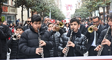 Başkan Ahmet Akın, Dünya Romanlar Günü’nde Kortej Yürüyüşüne Katıldı