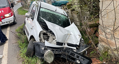 Beton duvara çarpan araç hurdaya döndü