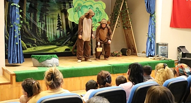 Burhaniye Belediyesi Kent Tiyatrosu, Cezaevindeki Çocuklarla “Bizden Değilsin” Oyununu Sahneledi