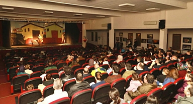 Burhaniye Belediyesi Kent Tiyatrosu’ndan Çocuklara Ara Tatil Hediyesi: Ücretsiz Tiyatro Şöleni!