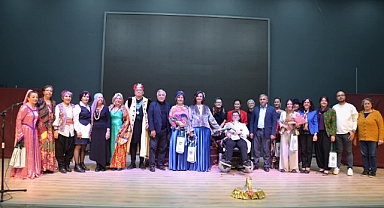 Burhaniye’de Tiyatro Rüzgarı: Öykü Atölyesi’nin Oyunu Sahnelendi