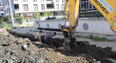 Edremit Belediyesi, Altınkum Mahallesi Muammer Aksoy Caddesi'nde Yağmur Suyu Hattı Döşeme Çalışmalarını Sürdürüyor
