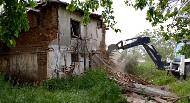 Edremit Belediyesi, Hacıarslanlar Mahallesi’ndeki Metruk Binayı Yıkmaya Başladı