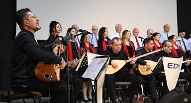 Edremit’te Sağlık Emekçilerinden Unutulmaz Türk Halk Müziği Konseri