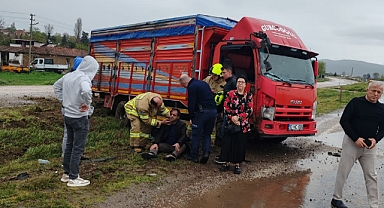 Manyas’ta Trafik Kazası: Araç Şarampole Devrildi, 2 Kişi Yaralandı