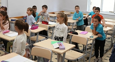 Sındırgı’da Eğitim Desteği Sürüyor: Sosyal Etkinlik Merkezi’nde İngilizce ve Matematik Atölyeleri Yoğun İlgi Görüyor