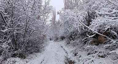Sivas'ta Nisan Ayında Kar Yağışı Hayrete Düşürdü